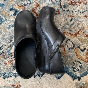 Black dansko Sanita clogs size 39